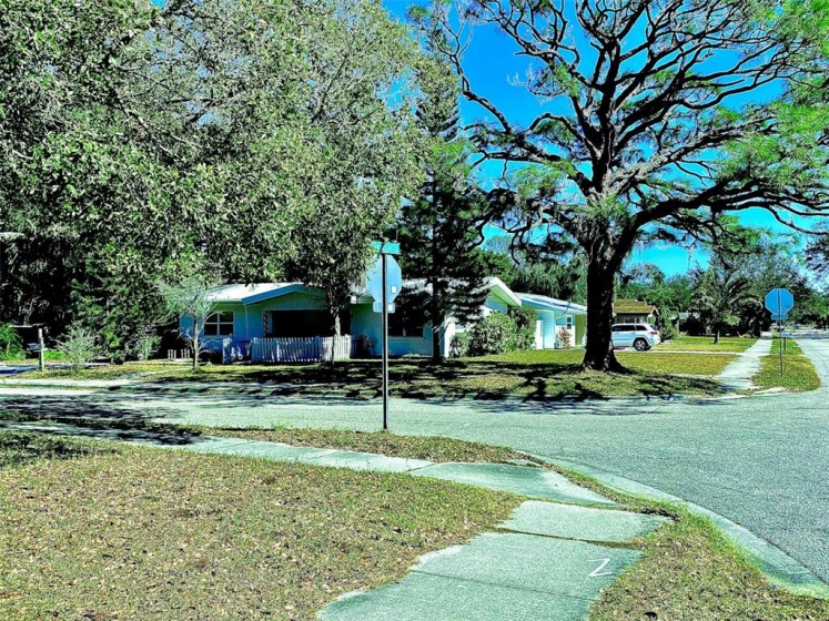 2695 EAST AVENUE, SARASOTA, Florida 34239, 4 Bedrooms Bedrooms, ,2 BathroomsBathrooms,Residential,For Sale,EAST,T3357561