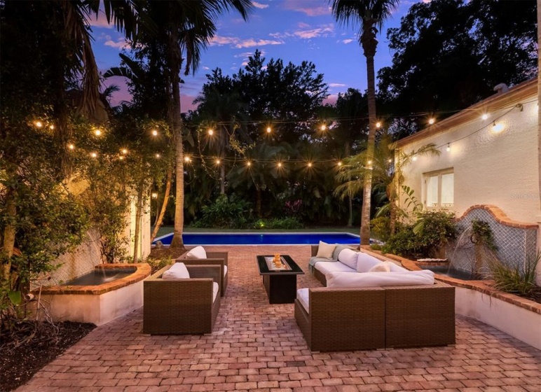 1682 HAWTHORNE STREET, SARASOTA, Florida 34239, 4 Bedrooms Bedrooms, ,4 BathroomsBathrooms,Residential,For Sale,HAWTHORNE,A4527476