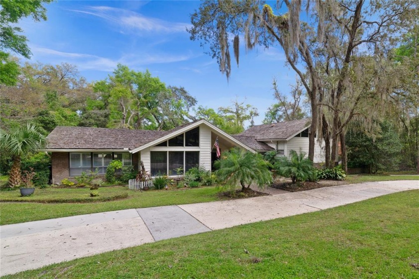 105 MAGNOLIA LAKE DRIVE, LONGWOOD, Florida 32779, 5 Bedrooms Bedrooms, ,3 BathroomsBathrooms,Residential,For Sale,MAGNOLIA LAKE,O6011354