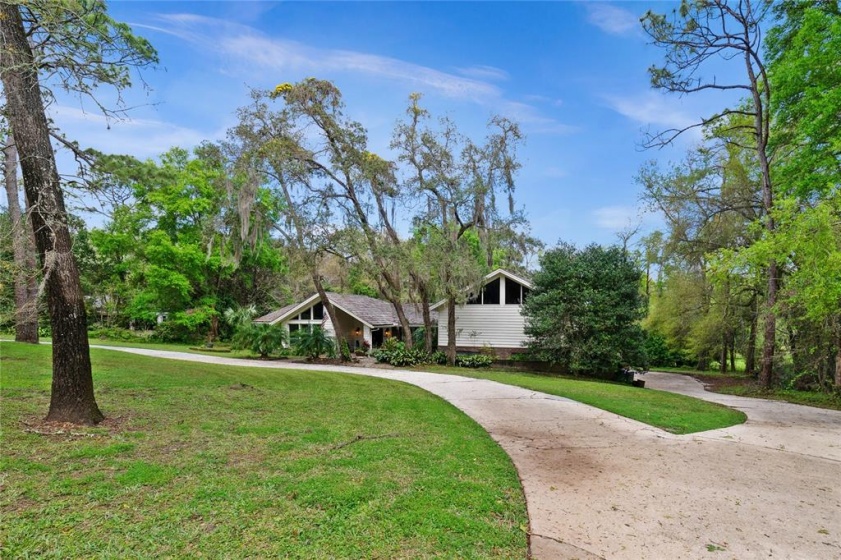 105 MAGNOLIA LAKE DRIVE, LONGWOOD, Florida 32779, 5 Bedrooms Bedrooms, ,3 BathroomsBathrooms,Residential,For Sale,MAGNOLIA LAKE,O6011354