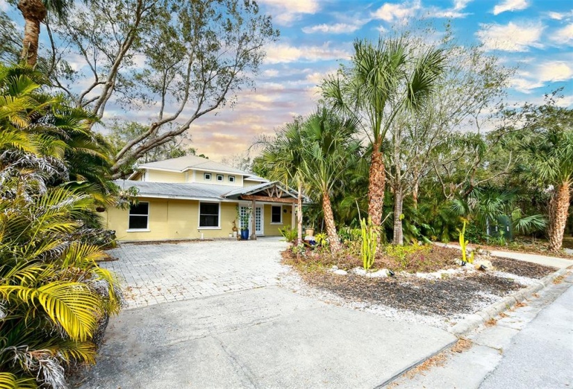 2595 HILLVIEW STREET, SARASOTA, Florida 34239, 3 Bedrooms Bedrooms, ,3 BathroomsBathrooms,Residential,For Sale,HILLVIEW,A4529034