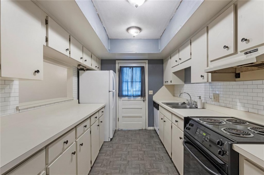 505 MARKET SQUARE, LAKELAND, Florida 33813, 2 Bedrooms Bedrooms, ,2 BathroomsBathrooms,Residential,For Sale,MARKET,L4928173