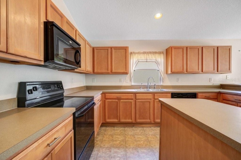 136 PRAIRIE FALCON DRIVE, GROVELAND, Florida 34736, 3 Bedrooms Bedrooms, ,2 BathroomsBathrooms,Residential,For Sale,PRAIRIE FALCON,O6012850